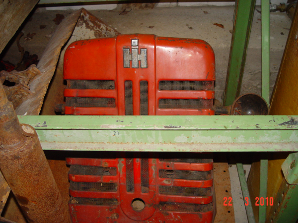 IHC D 439 McCormick front plate