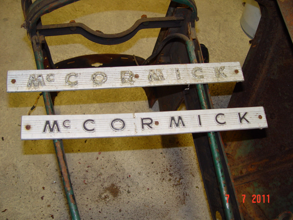 IHC D 324 McCormick lettering "McCormick"
